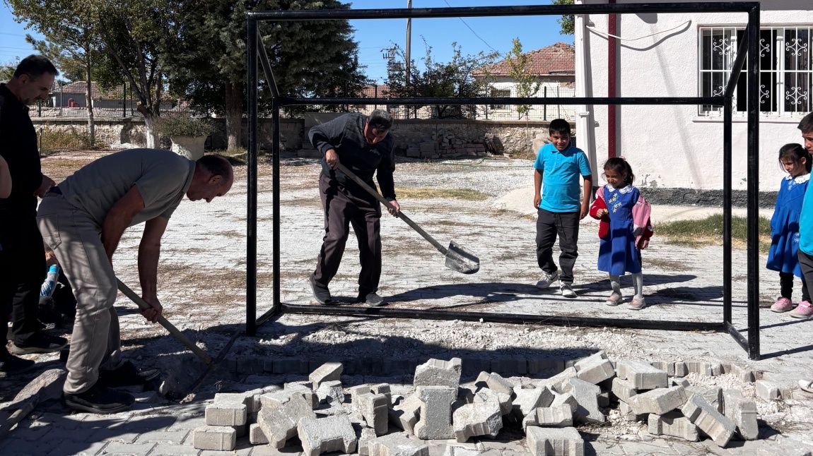 OKUL BAHÇEMİZE KALE DİREKLERİ GETİRİLDİ. PARKIMIZA YENİ OYUN ALANLARI ÇİZİLDİ.